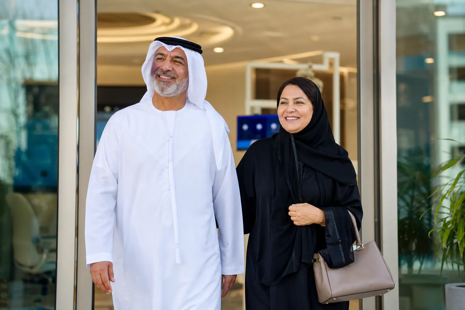 مريض إماراتي سعيد بعد استشارة زراعة الأسنان في مركز الأهلي الشامخة