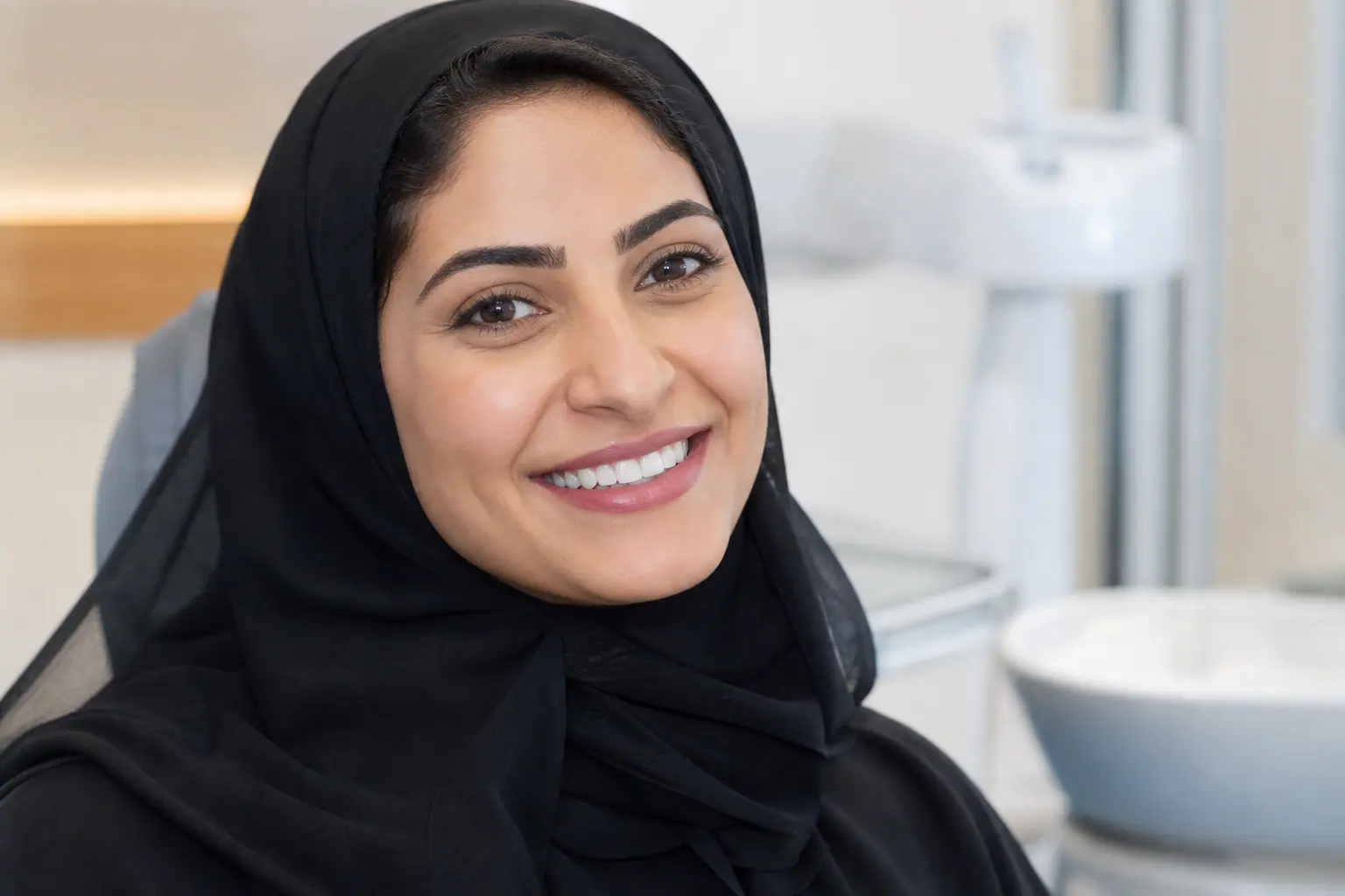 ابتسامة طبيعية بعد زراعة كامل الفك — نتيجة زراعة أسنان في أبوظبي