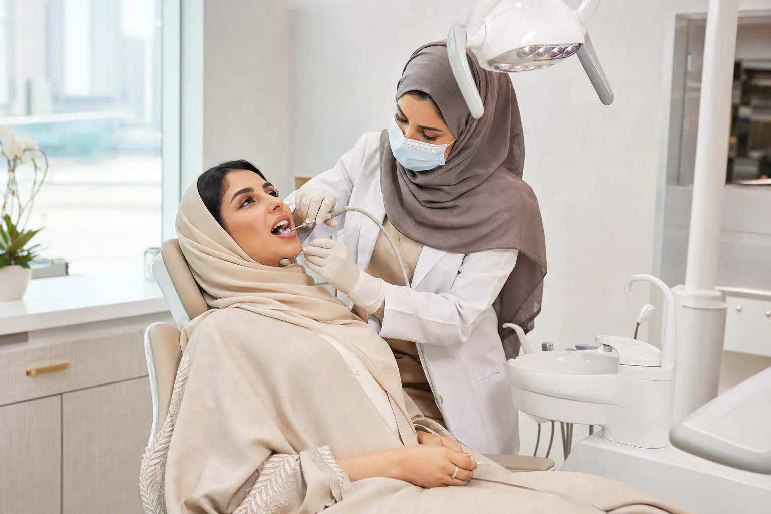 تنظيف الأسنان — مريضة إماراتية في عيادة مركز الأهلي الشامخة أبوظبي