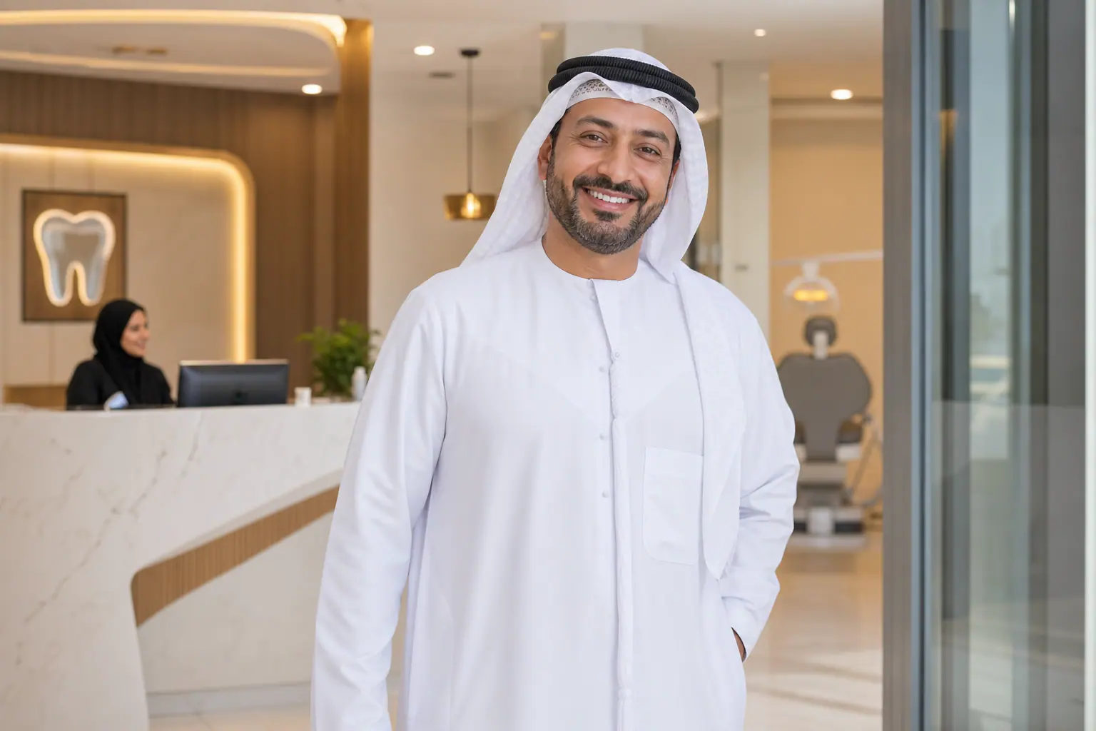 مريض سعيد بعد تبييض الأسنان في مركز الأهلي التخصصي أبوظبي